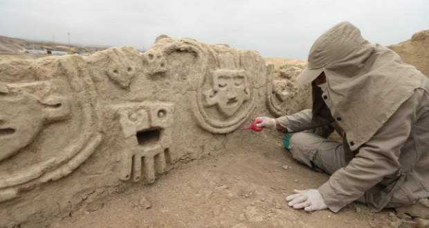 Perui régészek 3800 éves kőbe vésett faliképekre bukkantak