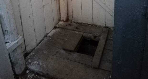 Kültéri vécébe esett egy iskolás a Huszti járásban