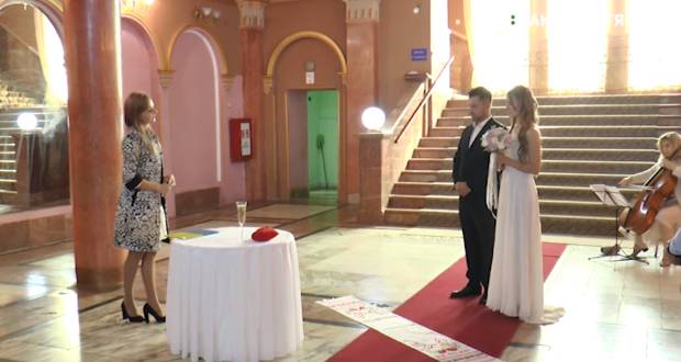 Tíz pár házasodott össze egy nap alatt Ungváron