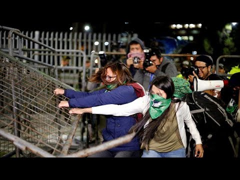 Nők százai tüntettek a szigorú abortusztörvény miatt Ecuadorban