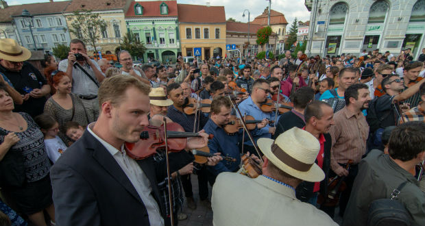 Táncos lábú erdélyiek – Erdélyi Táncháztalálkozóra készülnek Székelyudvarhelyen