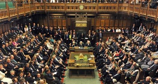 Egy hónapra lakat kerül a brit parlament ajtajára