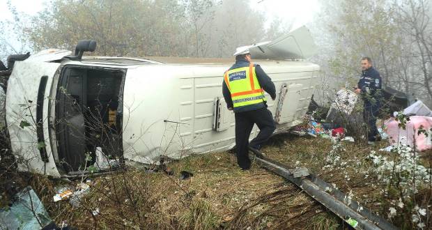 Árokba csapódott egy ukrán rendszámú kisbusz Nyíregyházánál