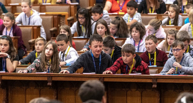 Anyaországi és határon túli diákok kérdezhették a kormány képviselőit a magyar parlamentben