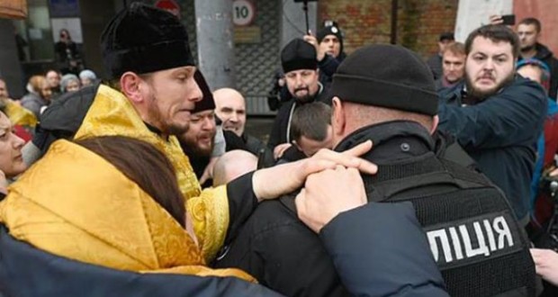 Összecsapást provokáltak egy bíróságon a kijevi patriarkátus hívei