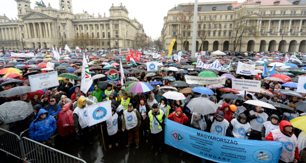 Béremelésért és a munkaterhek csökkentéséért demonstráltak pedagógusok Budapesten