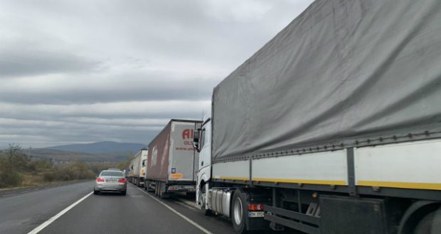 Tizenkét kilométeres kamionsor a Tiszánál