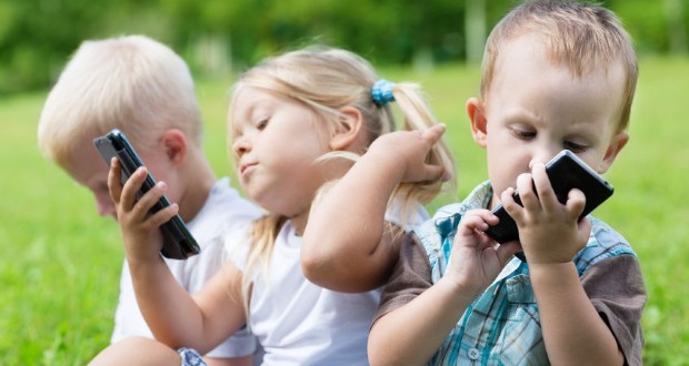 Agykárosodást okozhatnak az okoskészülékek a gyermekeknél