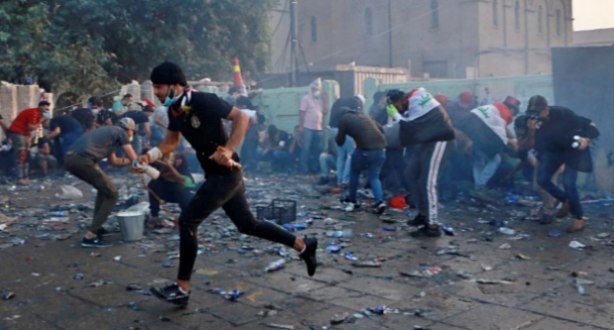 Irakban több tüntető meghalt a biztonságiakkal folytatott összecsapásokban