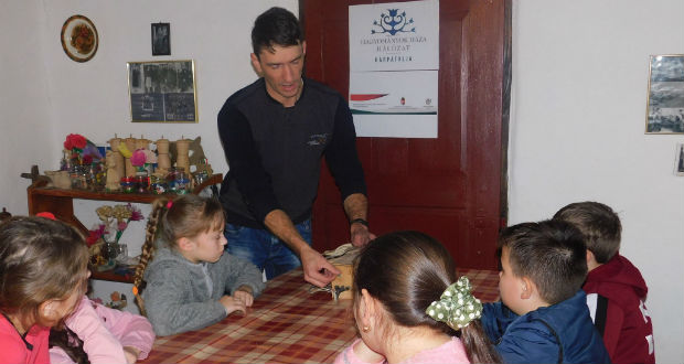 Fajátékok, ördöglakatok – Kézműveskedés a Nagyberegi tájházban