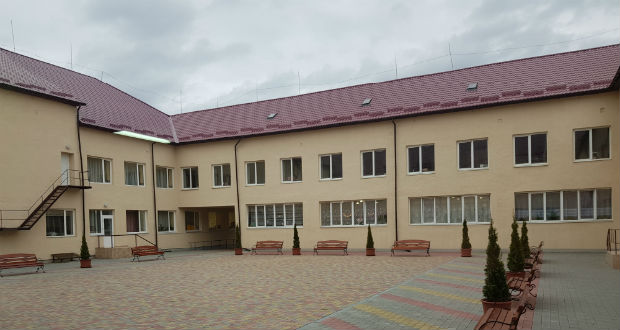 Átadták a Nagyberegi Középiskola felújított belső udvarát