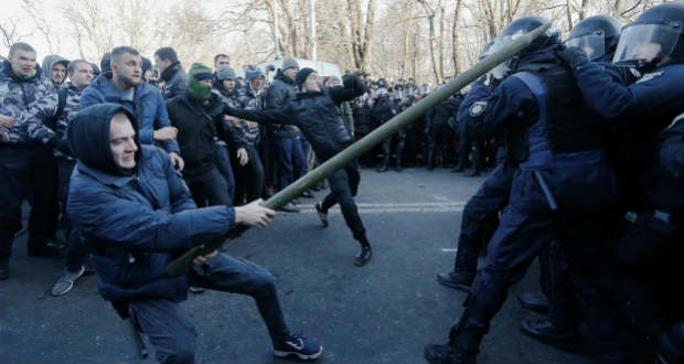 Tüntetők csaptak össze rendőrökkel Kijevben