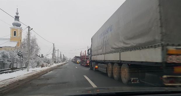 Több kilométeres kamionsor a Tisza határátkelőnél