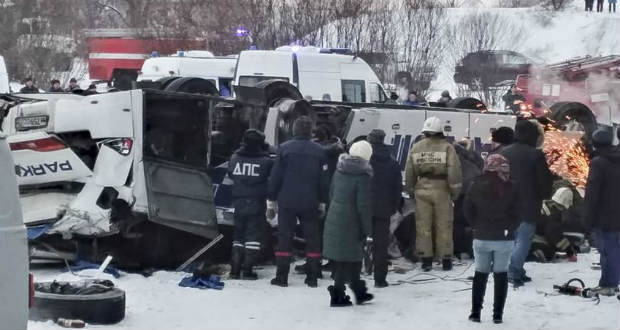 Egy befagyott folyó jegére zuhant egy busz Oroszországban