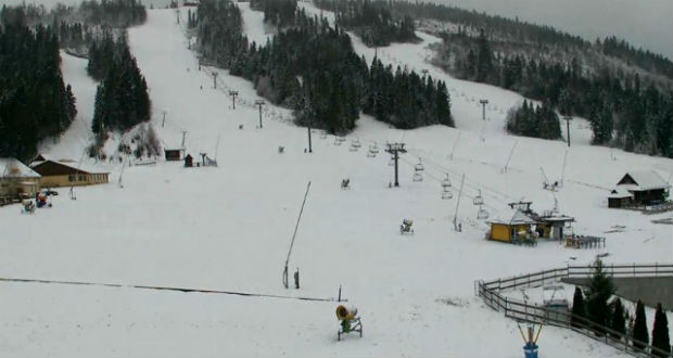 Elindult a síszezon, hó borítja a síközpontokat
