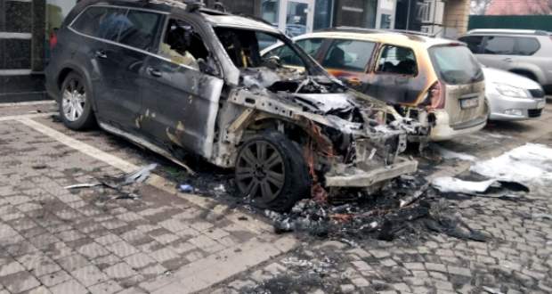 Kigyulladt egy autó Ungváron