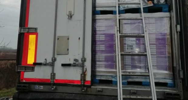 Több ezer csomag cigarettát találtak egy teherautóban Nevetlenfalunál
