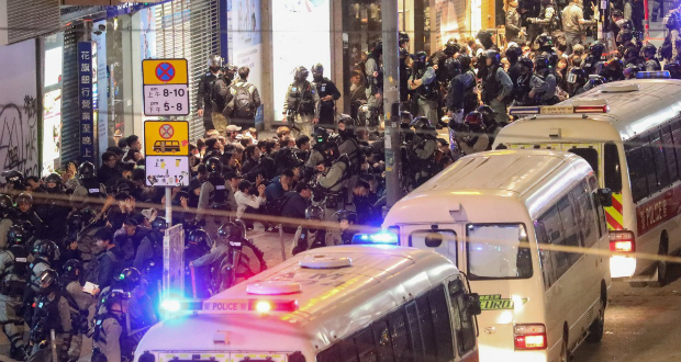 Százakat vettek őrizetbe az új év első megmozdulásán Hongkongban