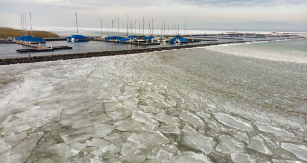 Vékony jégréteg alakult ki a Balatonon