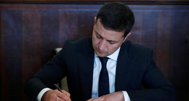 Aláírta a középfokú oktatásról szóló törvényt Zelenszkij