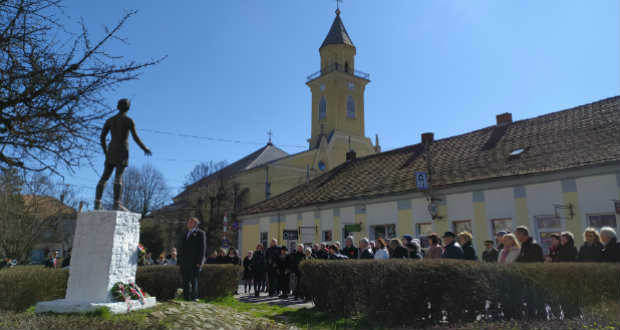 Csendesebb megemlékezés, lángolóbb szívek