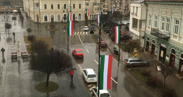 Ismét bírságolt a Kovászna megyei prefektus a március 15-én kitűzött magyar zászlók miatt