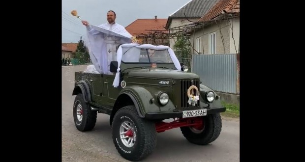 Húsvét Kárpátalján: kosárszentelés egy különleges GAZ-69 autóról