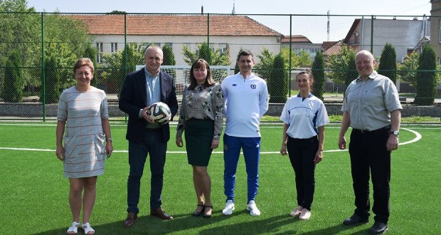 Műfüves sportpályát avattak a Kossuth-iskolában Beregszászban
