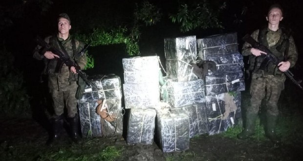 Több láda csempészett cigarettát találtak a határ közelében