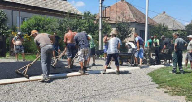 Útjavításba kezdtek a lakosok Nagydobronyban