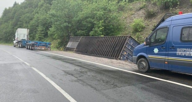 Árokba borult egy pótkocsi a Kijev–Csap autóúton