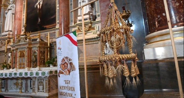 Elhelyezték a Kárpát-medence Aratókoszorúját a Szent István-bazilikában