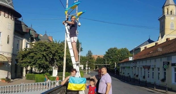 Zászlókkal díszítették ki a Vérke-hidat Beregszászban