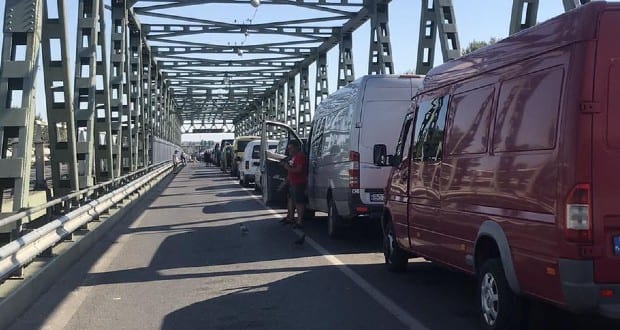Kilométeres sor torlódott fel a csapi határátkelőnél