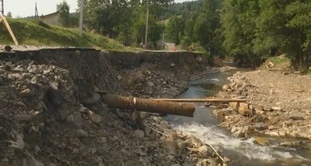 A civilizációtól elvágva: instabil pallókon közlekednek a levelesiek