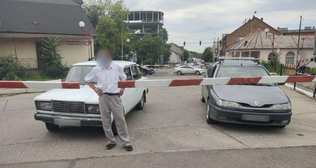 Tilos jelzés ellenére hajtott a vasúti átjáróra két sofőr Ungváron