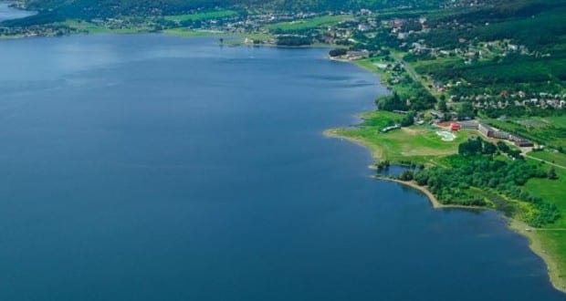Kedvelt fürdőzőhely lett a szlovákiai Széles-tó