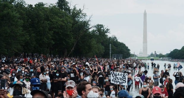 Többezres tüntetés volt Washingtonban a fajgyűlölet ellen