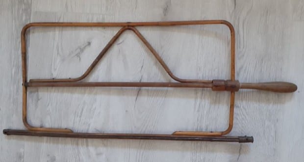 Régi tárgyak: a kávéházi újságtartó