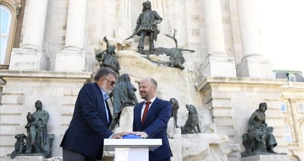 Átadták a felújított Mátyás-kutat a budai Várban