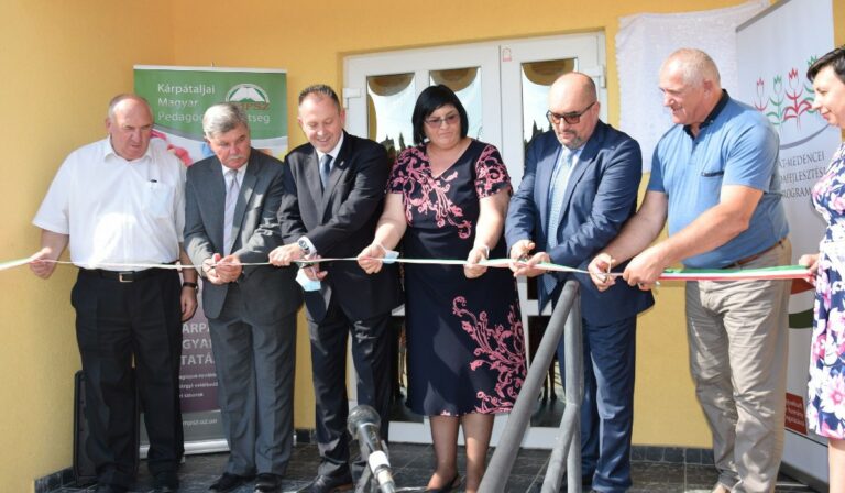 Передали угорськомовний дитячий садок в смт. Середнє