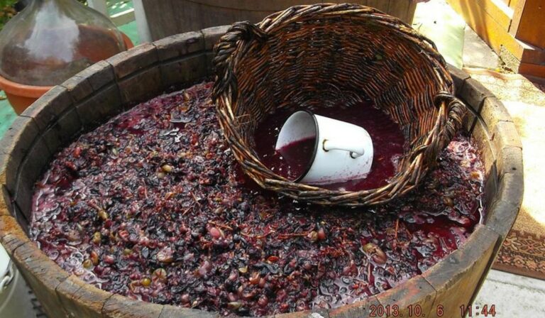 Régi tárgyak: a mustszűrő kas