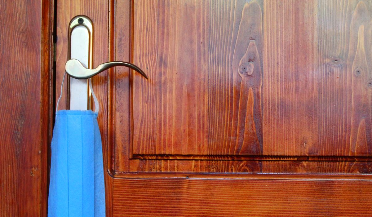 ajtó kilincs maszk koronavírus