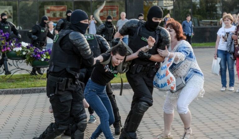 Több száz nő vonult utcára Minszkben