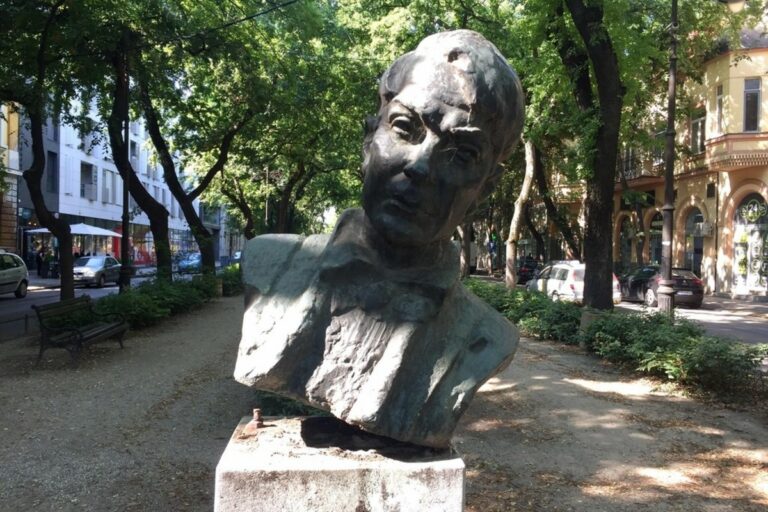 Megpróbálták ellopni Kosztolányi Dezső szabadkai mellszobrát