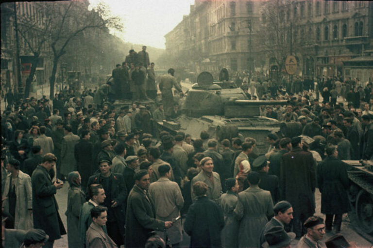 A forradalom utcáin: a szabad Budapest mindennapjai 1956 őszén