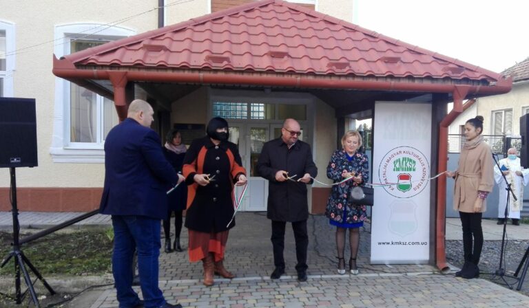 Átadták a kaszonyi iskola felújított épületeit