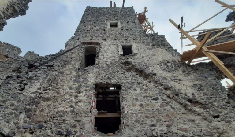 Kárpátalja ma: titkos pincét fedeztek fel a nevickei vár alatt