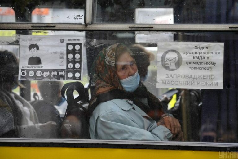 Ukrajna koronavírus néni maszk busz