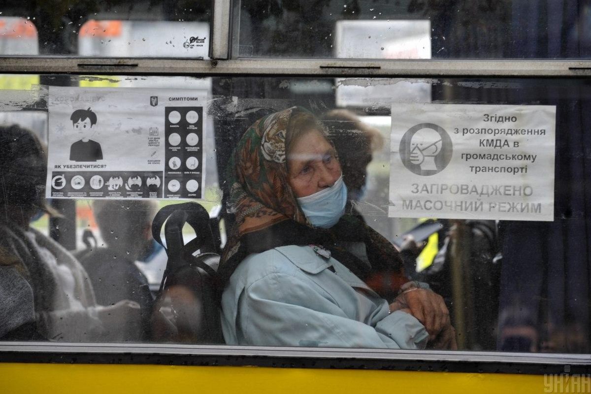 Ukrajna koronavírus néni maszk busz